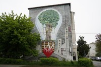 集合住宅の側面に描かれた「空気をきれいにする壁画」=2024年4月25日、ルーマニア北部バカウ、荒ちひろ撮影