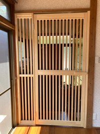 大工さんお手製の猫用脱走防止扉。飼い主さんはみぃちゃんたちの安全のために対策しました（画像提供：うにねこさん）