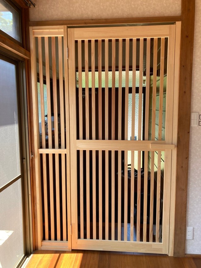大工さんお手製の猫用脱走防止扉。飼い主さんはみぃちゃんたちの安全のために対策しました（画像提供：うにねこさん）