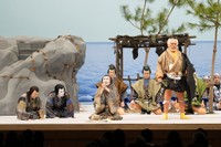 南座「顔見世」の『俊寛』左から嵐橘三郎、中村隼人、片岡仁左衛門、坂東彦三郎