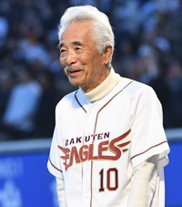 国歌斉唱をしたさとう宗幸＝2024年