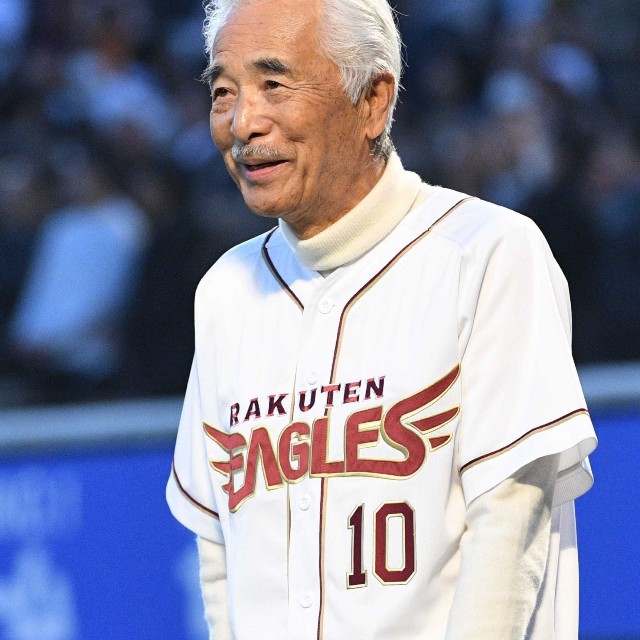 国歌斉唱をしたさとう宗幸＝2024年
