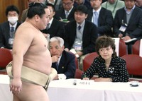 稽古総見で横綱朝青龍（当時）を見る内館牧子さん＝2010年1月撮影