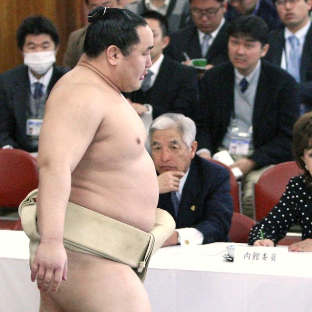 稽古総見で横綱朝青龍（当時）を見る内館牧子さん＝2010年1月撮影