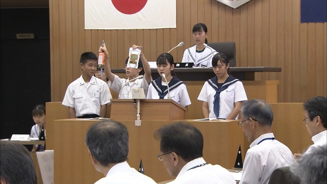 坂出市の中学生が「住みやすいまちづくり」を考える　議会で市長や幹部と議論　香川