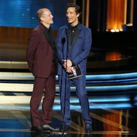 ウディ・ハレルソン（左）とマシュー・マコノヒー