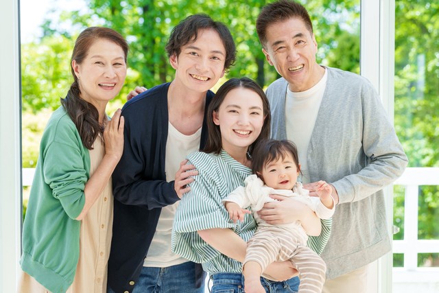 祖父母の子育て支援を受けていますか？※画像はイメージです（taka/stock.adobe.com/）
