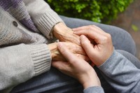 離れてくらす両親が2人とも認知症になってしまい、両親のお金を管理している（photoACより「Green Planet」さん撮影、イメージ画像）