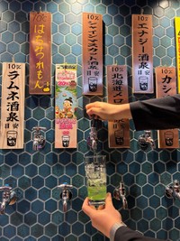 壁一面に並ぶ蛇口。客が自らお酒を注ぐ＝９月１６日、岡山市北区本町
