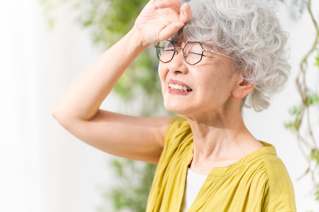 電気代が気になってエアコンを使いづらい。どうする？※画像はイメージです（aijiro/stock.adobe.com/）
