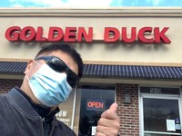 米国の飲食チェーン「ゴールデンダック」前で
