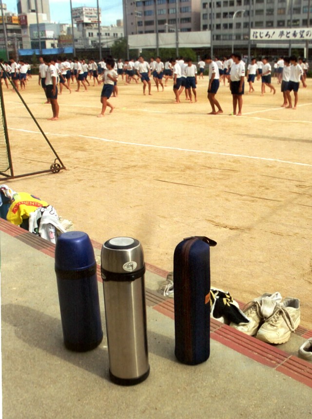 学校生活には欠かせない水筒。だが、首や肩から提げた状態で転倒して重傷を負うケースもある（※写真はイメージです）