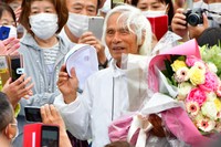 ハーバーに集まったファンに囲まれて笑顔を見せる堀江さん