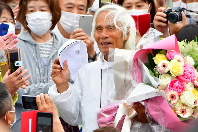 ハーバーに集まったファンに囲まれて笑顔を見せる堀江さん