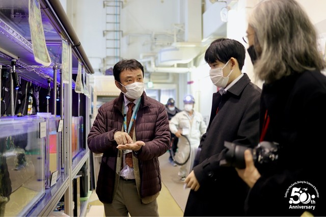 JAMSTECを訪問する切手デザイナーの玉木さん（写真提供：JAMSTEC）