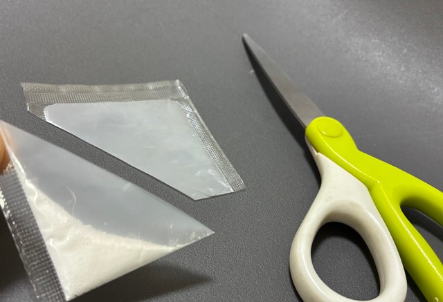 ②余った部分をハサミでカットする。