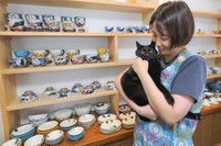 イマハヤシさんとマキ。工房には思わず欲しくなる器がたくさん