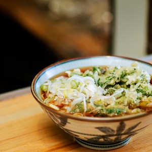 国境を越えた蕎麦愛。立ち食い蕎麦屋『福そば』が生んだ、本気の鰹だしと季節の天ぷら。＠人形町