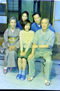 2001年、ＮＨＫ朝ドラ「ほんまもん」撮影のスタジオで。（前列左から）小林千登勢、池脇千鶴、佐藤慶、（後列左から）風吹ジュン、根津甚八＝ＮＨＫ大阪
