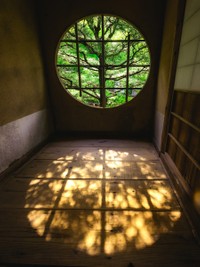 「1日に数分だけ見られる丸窓に差し込む光。」という文言とともに投稿された写真（画像提供／szunaさん）