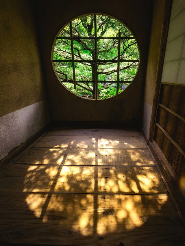 「1日に数分だけ見られる丸窓に差し込む光。」という文言とともに投稿された写真（画像提供／szunaさん）