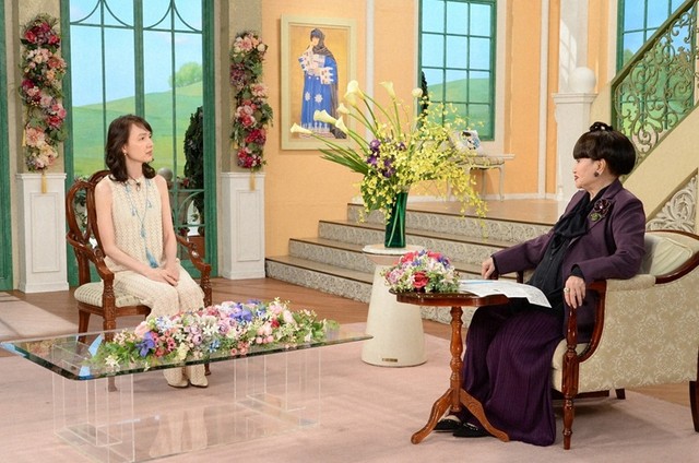 黒柳徹子さん（右）とトークを繰り広げるいしのようこさん