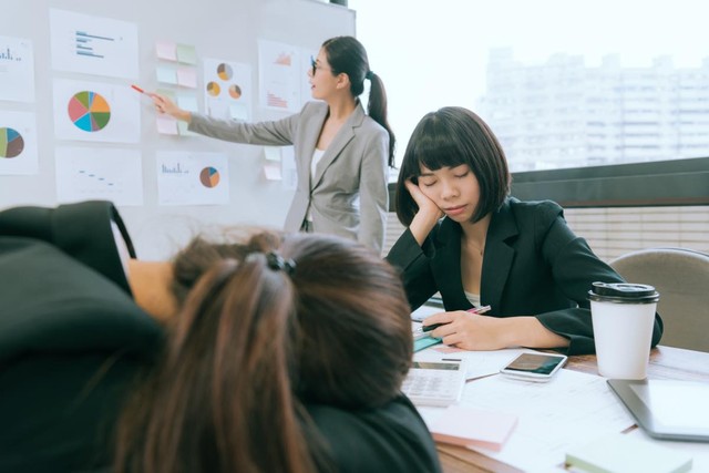 「会議中ですよ！」居眠りが多い部下…副業が原因？　※画像はイメージです（PR Image Factory/stock.adobe.com）