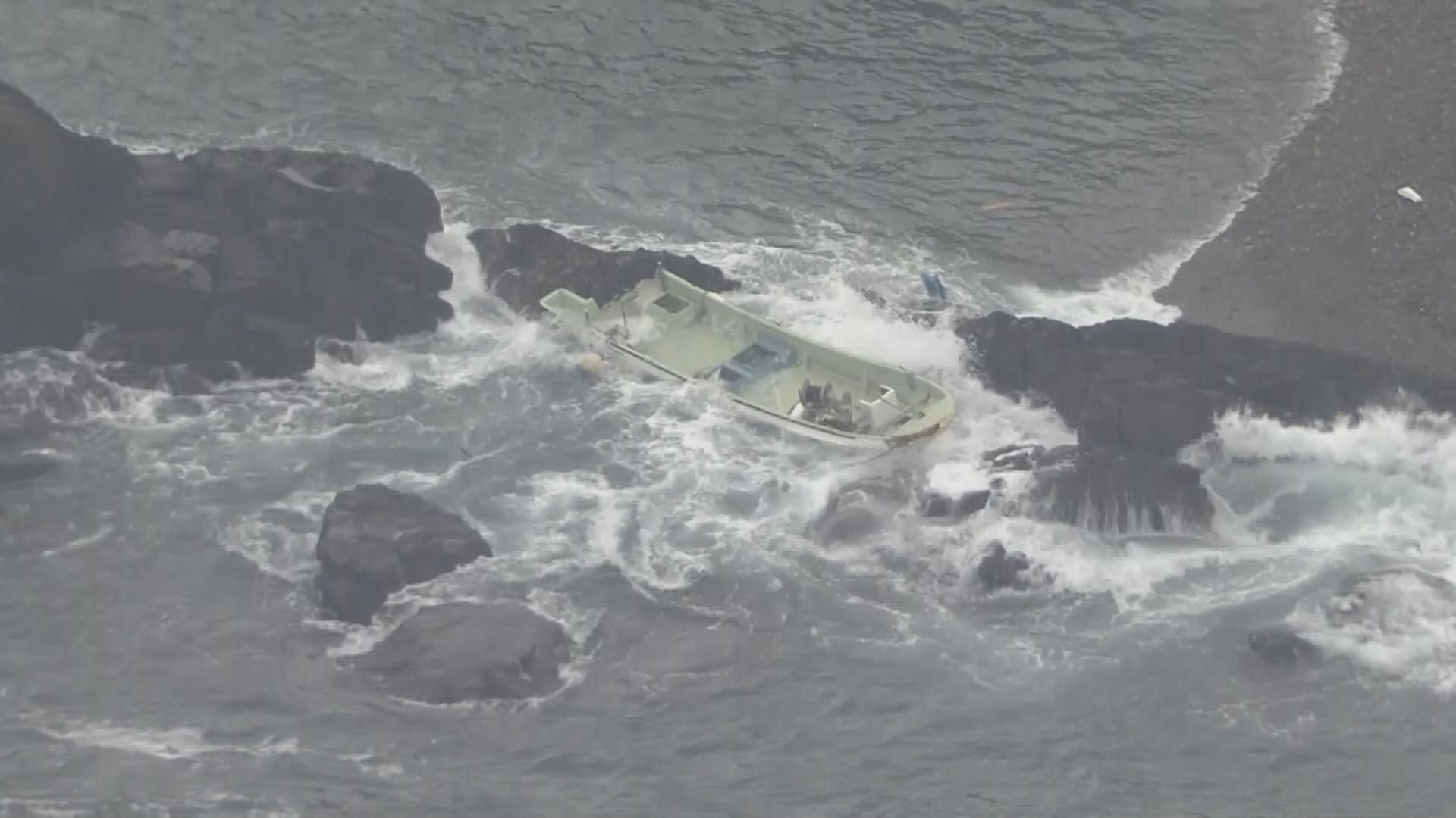 【速報】宮城・気仙沼市で船が転覆　１人は自力脱出　１人を捜索中