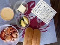 ロサンゼルスのシーフードレストラン「ファウンド オイスター (Found Oyster)」は人気メニューのロブスターロールをテイクアウトに追加 (Found Oyster提供)