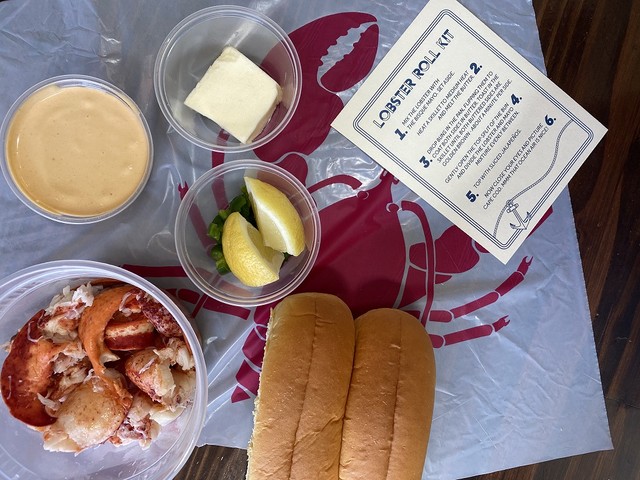 ロサンゼルスのシーフードレストラン「ファウンド オイスター (Found Oyster)」は人気メニューのロブスターロールをテイクアウトに追加 (Found Oyster提供)