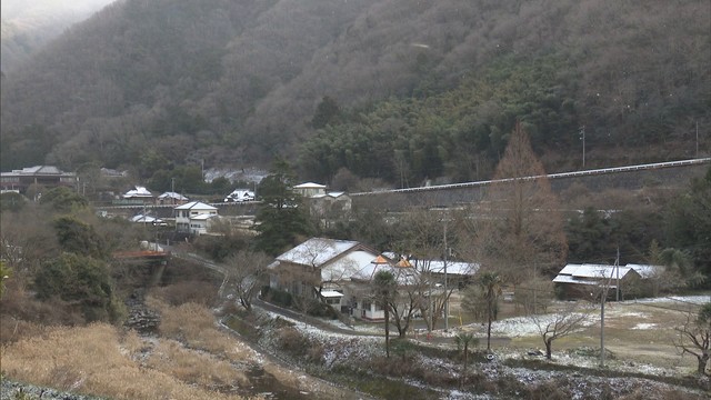 畑や屋根にうっすら積雪　今季一番の寒気で高松市でも雪が舞う