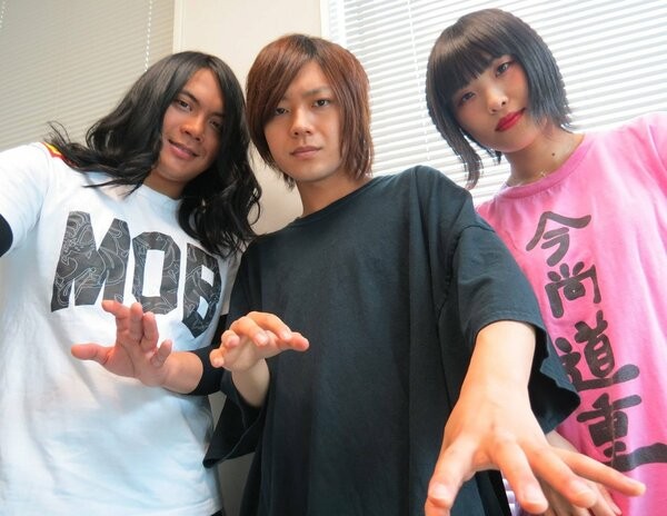 宇治市出身こやまたくや（中央）ら３人組バンドの「ヤバイＴシャツ屋さん」。ベースありぼぼ（右）も観光大使の一人