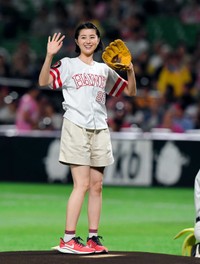 始球式を務める鈴木ちなみ＝2019年