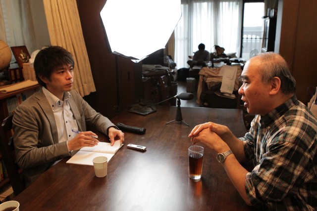 筆者の取材に応じる田中芳樹さん