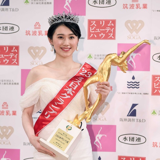ミス日本グランプリを獲得し笑顔の吉岡恵麻さん＝2023年1月撮影