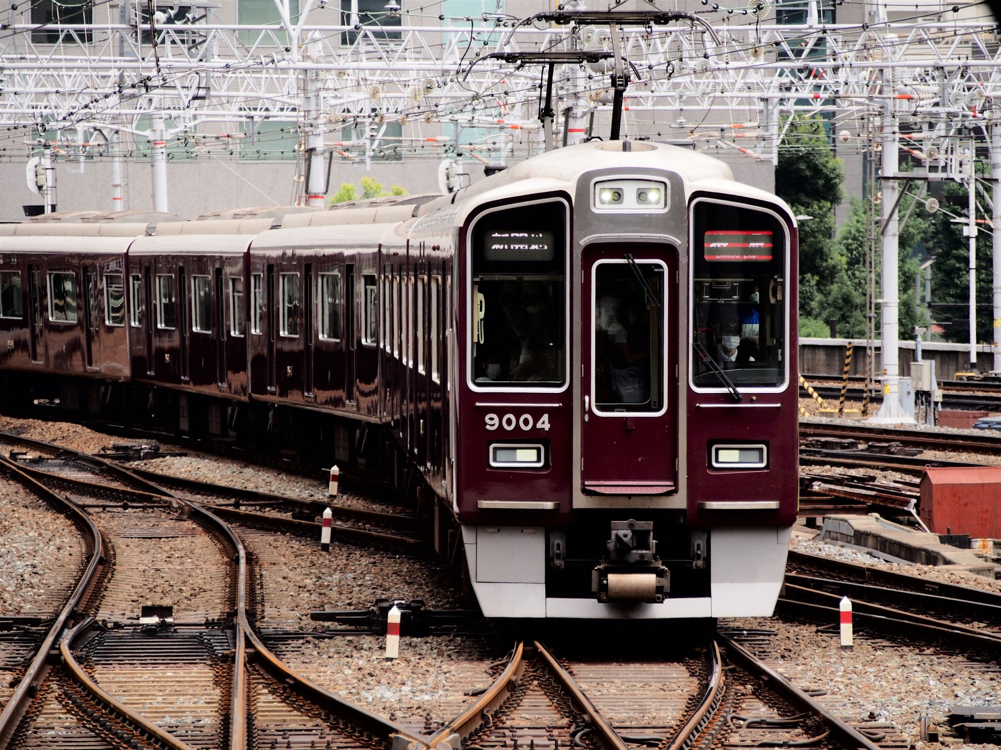 独特な茶色で知られる阪急電車 しかし、昔はド派手な色でも走っていた