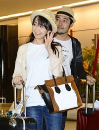 福田萌（左）とオリエンタルラジオ・中田敦彦＝2013年