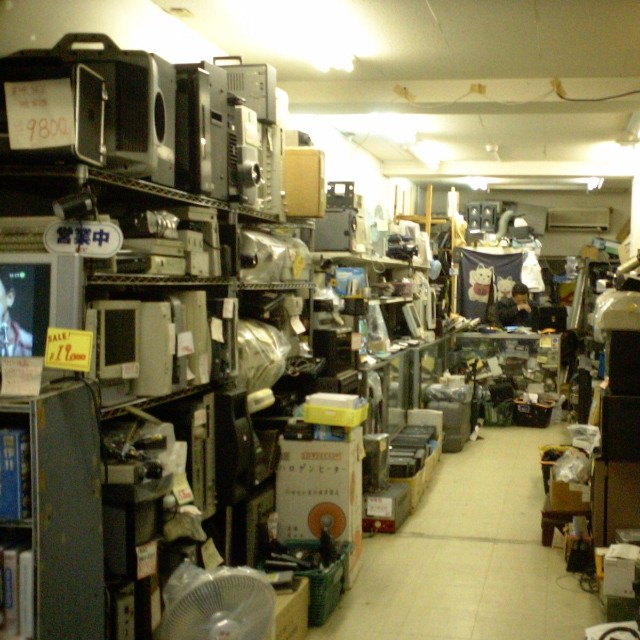 2007年から2009年に撮影された末広町ちかくのジャンクショップ（写真・裏庭映画保存会）