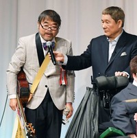 映画賞の授賞式でビートたけし（右）からマイクを向けられるグレート義太夫さん＝2019年2月撮影