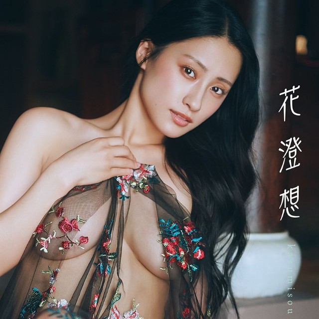 】澄田綾乃写真集「花澄想」(ワン・パブリッシング)より＝撮影・岡本武志