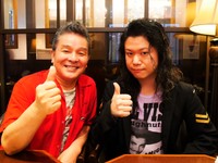 筆者・中将タカノリと尾藤さん。インタビュー中、分厚いカツサンドをぺろりと平らげていたのが印象的。とても80歳前とは思えない力強さを感じた。