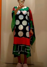 息子さんから手渡されたお土産のブラジルのポンチョ／万博のボビンさん（@k_18782）提供