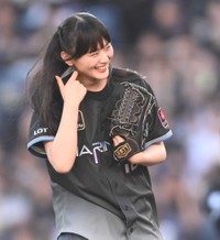始球式を務め笑顔