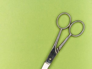 伸びてしまった髪の毛なのに、なぜそれが「女性らしいね」と評価されるのか