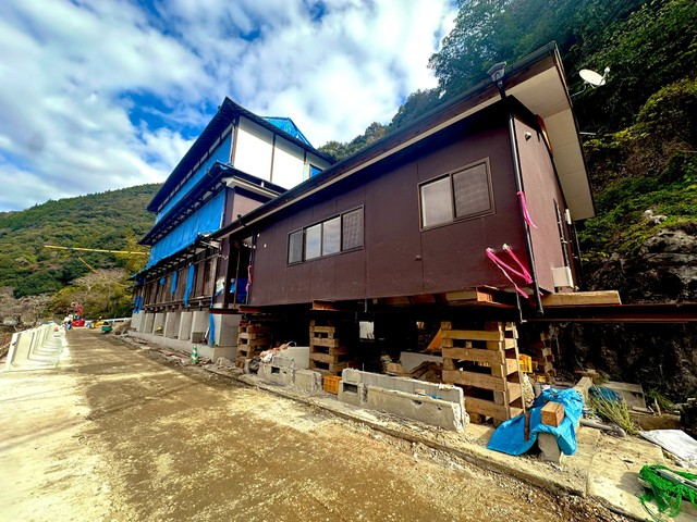 建物を毎日30センチほどずつ持ち上げる大掛かりな工事