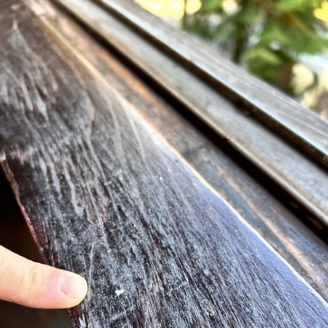 チェックアウト後の部屋の清掃に入ると、タバコ臭。窓際には、たばこの灰が残されていました（画像提供：西屋）