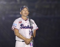 引退セレモニーであいさつするヤクルト・石川雅規投手＝2026年10月3日、神宮球場