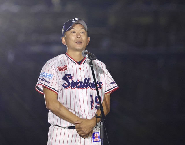 引退セレモニーであいさつするヤクルト・石川雅規投手＝2026年10月3日、神宮球場