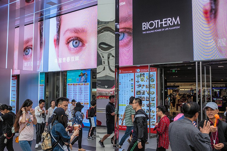 FILE -- Shoppers at a Beijing mall, May 18, 2019. Chinese consumers, who have become more cautious over the past year, are now staging a broad retreat. They are buying fewer cars, smartphones and appliances, going to the movies less and taking fewer trips abroad. (Lam Yik Fei/The New York Times)