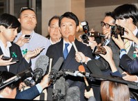 全国知事会議後、囲み取材に応じる斎藤元彦兵庫県知事（中央）